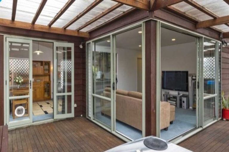 Photo of property in 2/206 Albany Highway, Schnapper Rock, Auckland, 0632