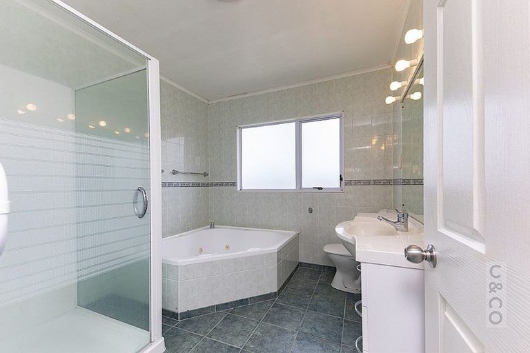 Photo of property in 34 Hugh Green Drive, Pinehill, Auckland, 0632