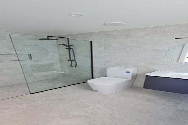 Photo of property in 84 Maupuia Road, Maupuia, Wellington, 6022