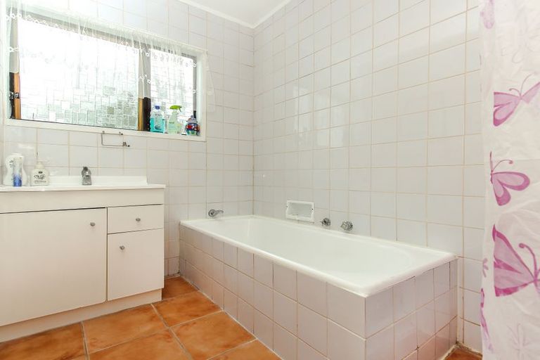 Photo of property in 21 St Catherine Crescent, West Harbour, Auckland, 0618