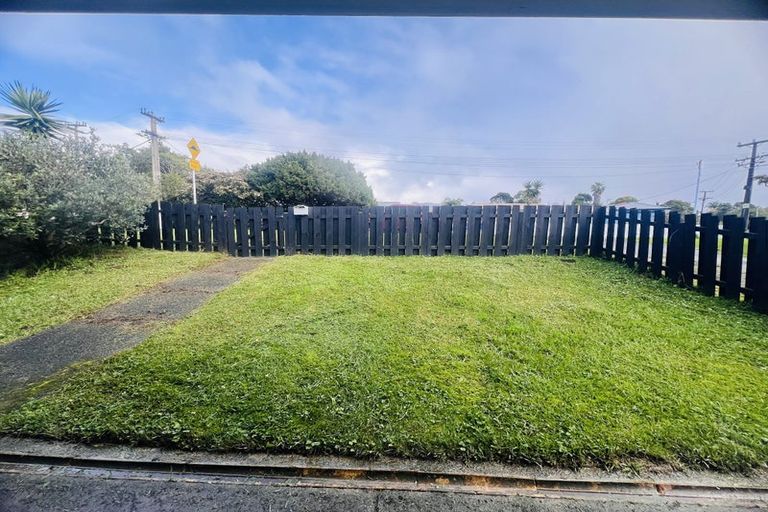 Photo of property in 1b Barron Drive, Green Bay, Auckland, 0604