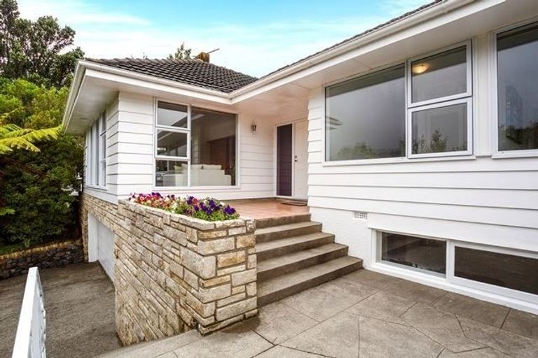 Photo of property in 3 Larsen Crescent, Tawa, Wellington, 5028