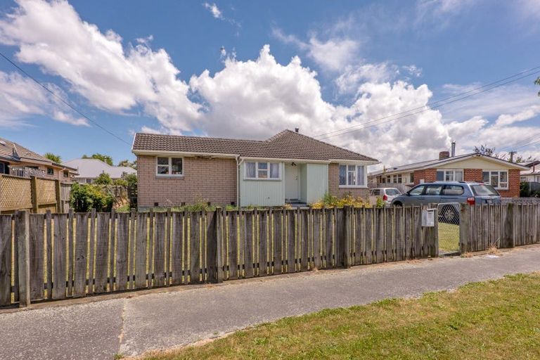 Photo of property in 15 Lambeth Crescent, Northcote, Christchurch, 8052