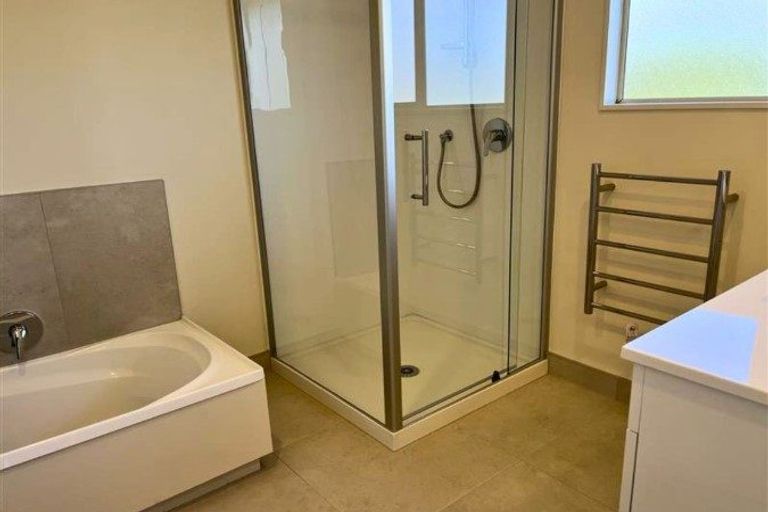 Photo of property in 2/16a Onepoto Road, Hauraki, Auckland, 0622