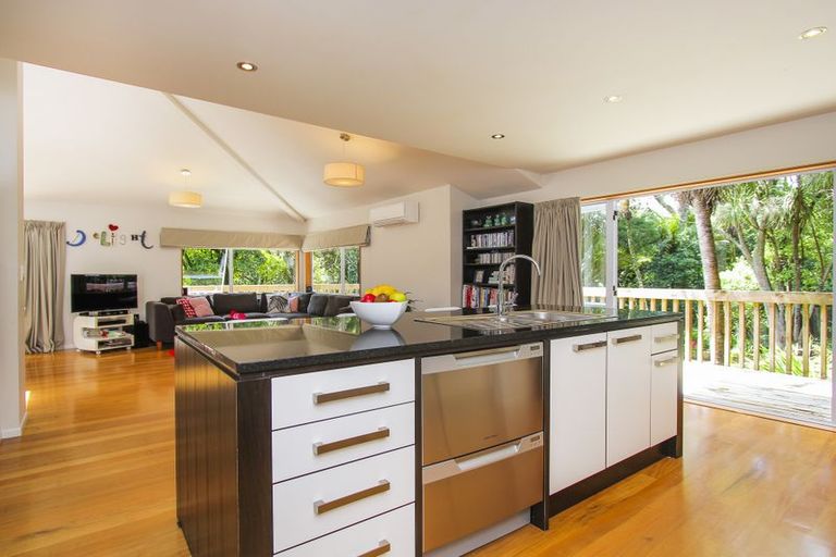 Photo of property in 74 Otitori Bay Road, Titirangi, Auckland, 0604