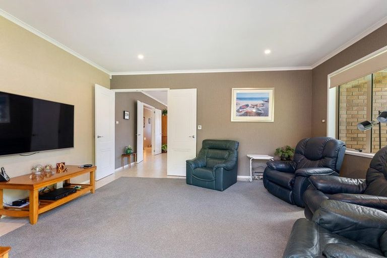Photo of property in 17 Edgewater Street, Waikanae, 5036