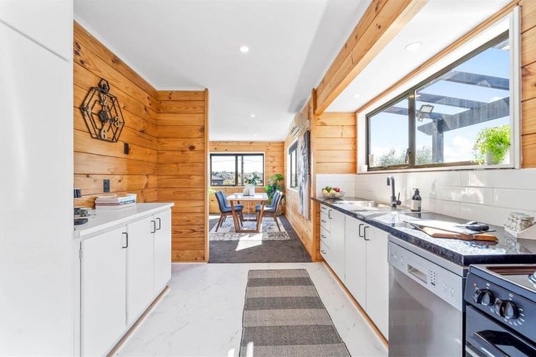 Photo of property in 1/80 Browns Bay Road, Rothesay Bay, Auckland, 0630