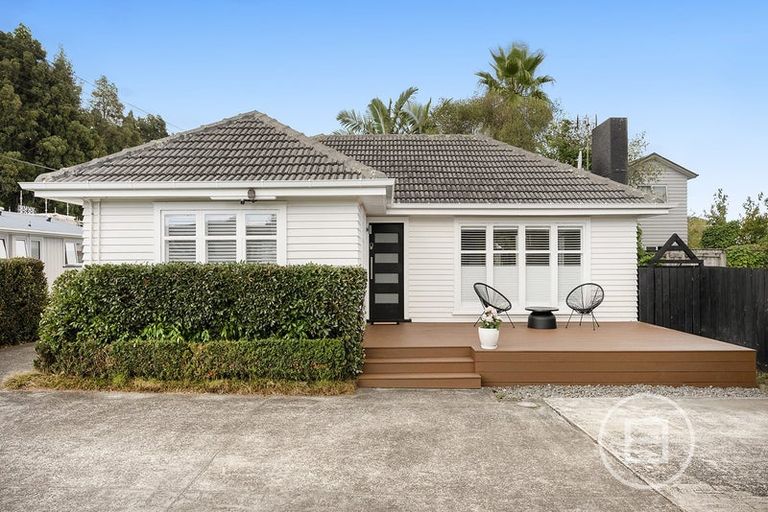 Photo of property in 1/17 Hillcrest Avenue, Hillcrest, Auckland, 0627