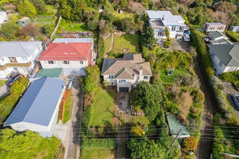 Photo of property in 38 Raroa Terrace, Tawa, Wellington, 5028