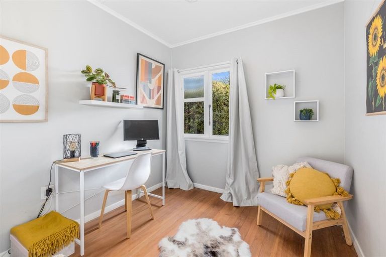 Photo of property in 38 Raroa Terrace, Tawa, Wellington, 5028