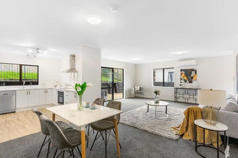 Photo of property in 5/8 Eulogy Place, Randwick Park, Auckland, 2105