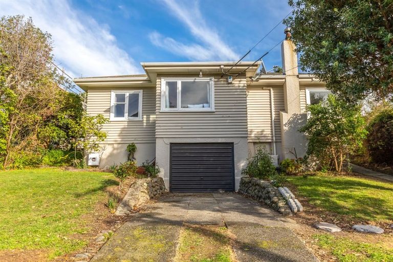 Photo of property in 38 Raroa Terrace, Tawa, Wellington, 5028
