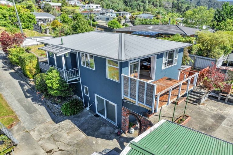 Photo of property in 82 Milton Terrace, Picton, 7220