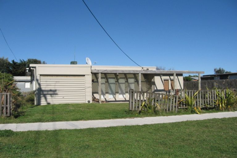 Photo of property in 22 Himatangi Street, Himatangi Beach, Foxton, 4891