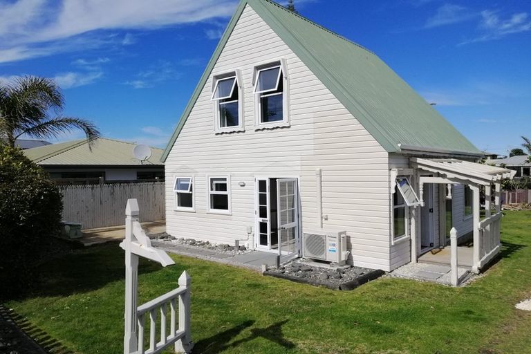 Photo of property in 64 Karewa Parade, Papamoa Beach, Papamoa, 3118