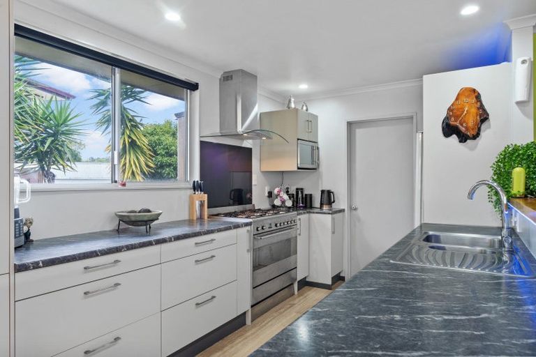 Photo of property in 12 Quo Vadis Place, Red Beach, 0932