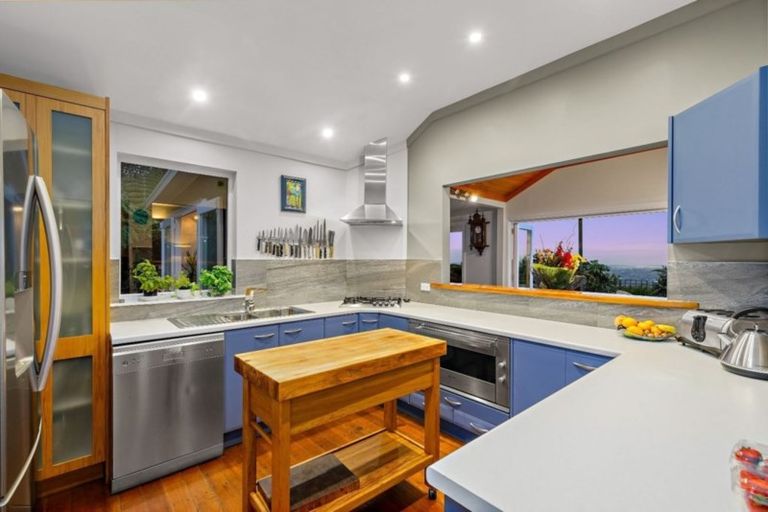 Photo of property in 37 Quinns Road, Waiatarua, Auckland, 0612