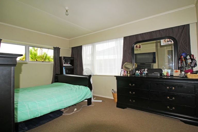Photo of property in 16 Rhodes Drive, Kelvin Grove, Palmerston North, 4414