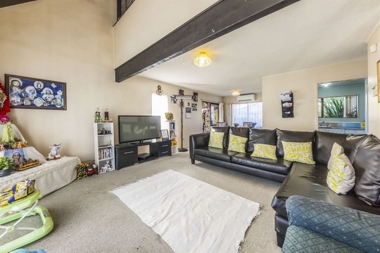 Photo of property in 2/5 Gloaming Place, Conifer Grove, Takanini, 2112