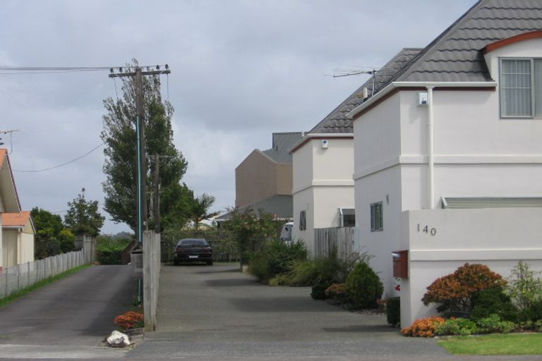 Photo of property in 1/140a East Coast Road, Forrest Hill, Auckland, 0620