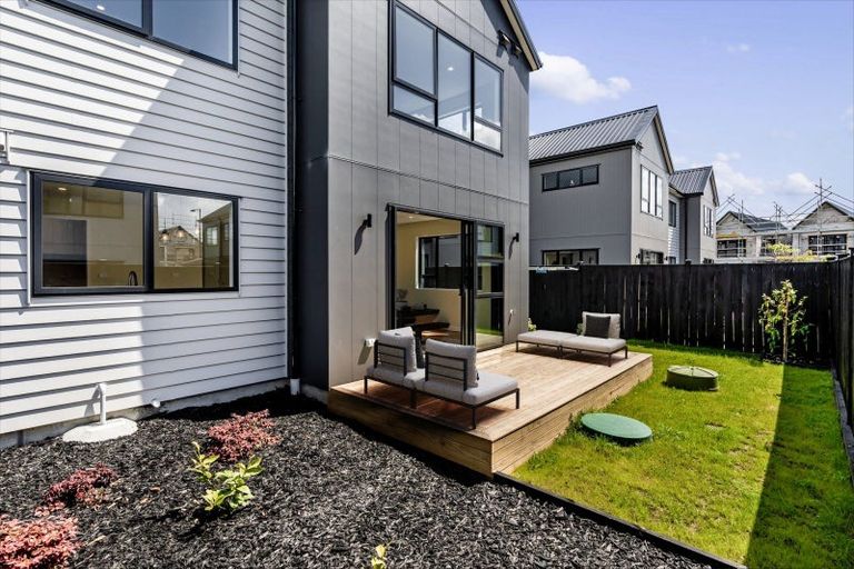 Photo of property in 18 Cara Avenue, Kumeu, 0810