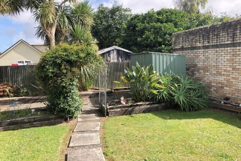 Photo of property in 19 Karaka Crescent, Levin, 5510