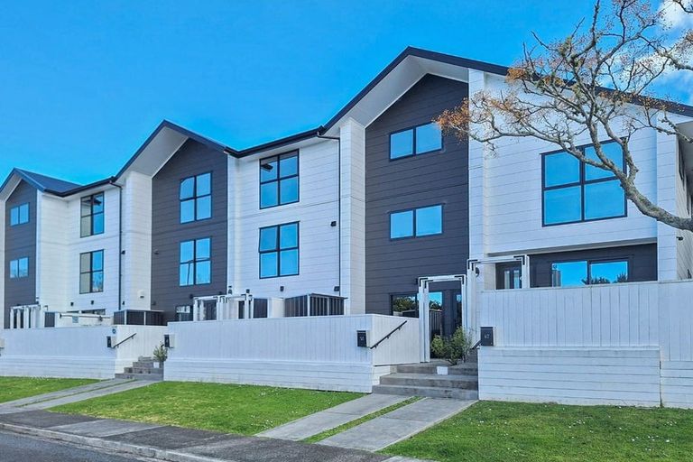 Photo of property in 5/2 Jadewynn Drive, Massey, Auckland, 0614