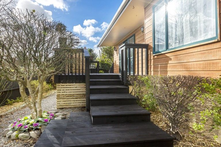 Photo of property in 2 Monarch Grove, Maoribank, Upper Hutt, 5018