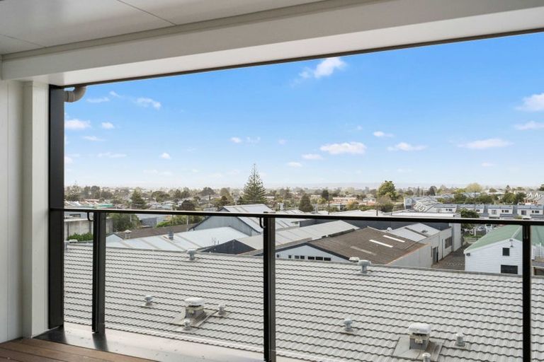 Photo of property in 1/4045f Great North Road, Glen Eden, Auckland, 0602