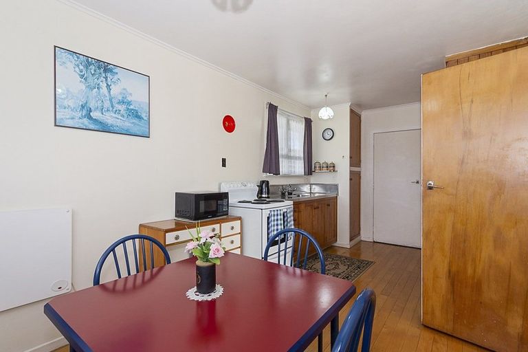 Photo of property in 9 Kelwyn Road, Kelston, Auckland, 0602