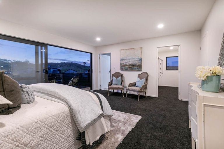 Photo of property in 2 Paparahi Place, Wainui, Silverdale, 0992