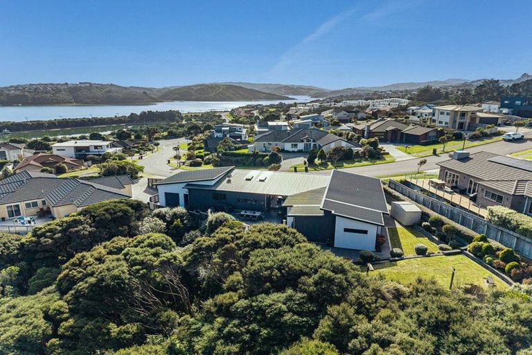 Photo of property in 6 The Fjord, Aotea, Porirua, 5024