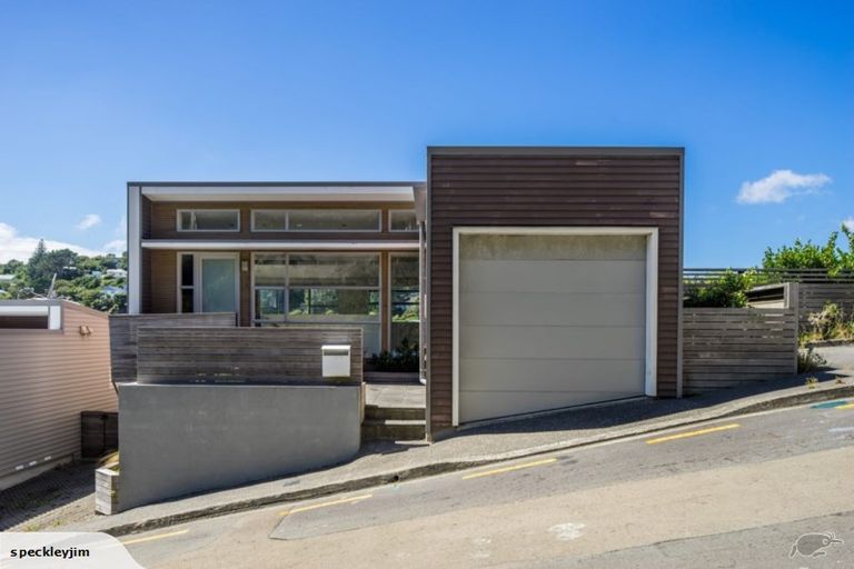 Photo of property in 51 Tiketike Way, Brooklyn, Wellington, 6021