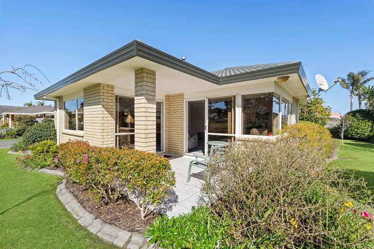 Photo of property in 40 Settlers Grove, Orewa, 0931