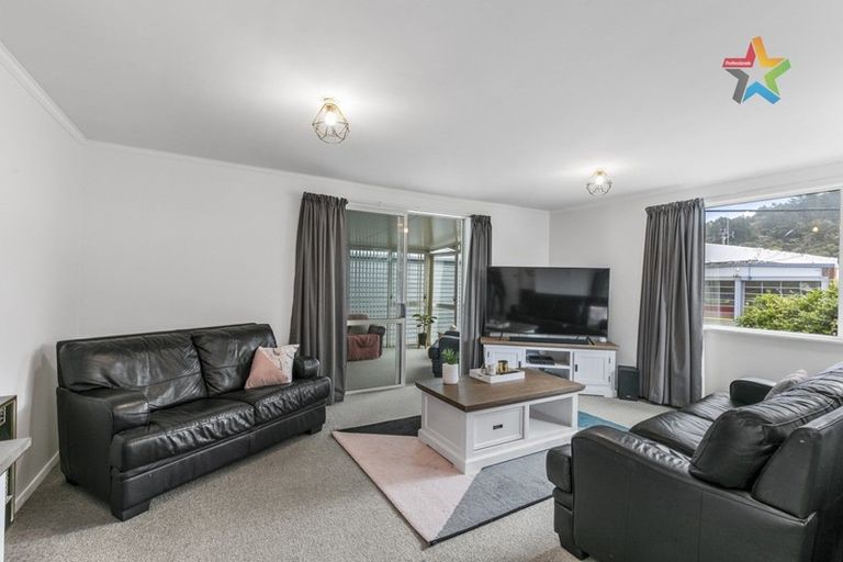 Photo of property in 353 Stokes Valley Road, Stokes Valley, Lower Hutt, 5019