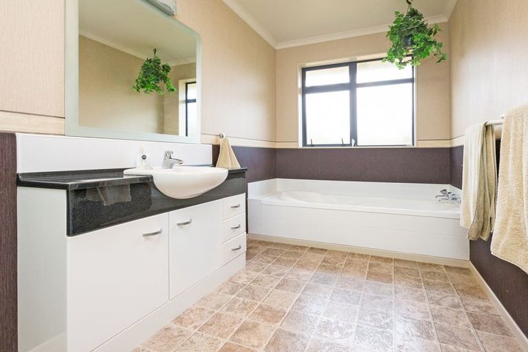 Photo of property in 26 Geneva Terrace, Kelvin Grove, Palmerston North, 4414