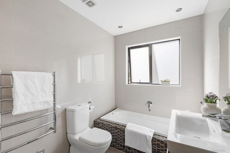 Photo of property in 21 Mariners View Road, Beach Haven, Auckland, 0626