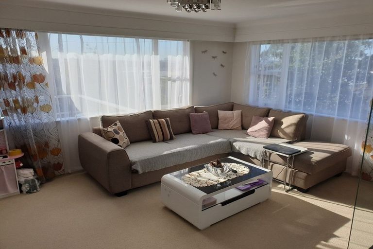 Photo of property in 2/182 Chivalry Road, Glenfield, Auckland, 0629