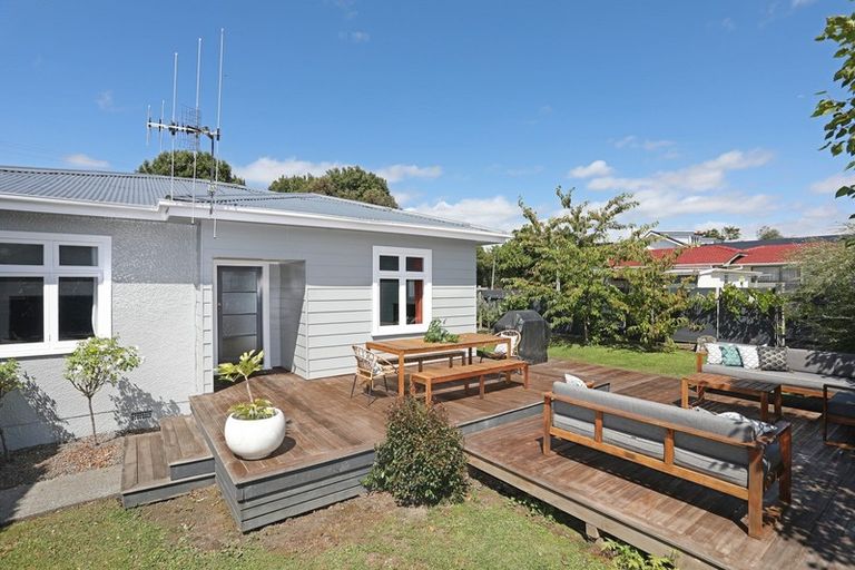 Photo of property in 16 Oxford Street, Marton, 4710