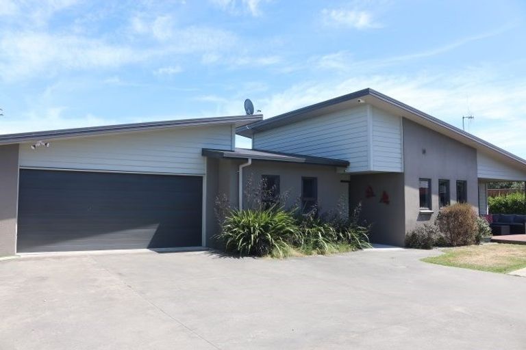 Photo of property in 65a Rosalie Terrace, Kelvin Grove, Palmerston North, 4414