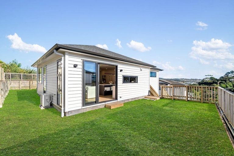 Photo of property in 20 Mara Way, Sunnyvale, Auckland, 0612