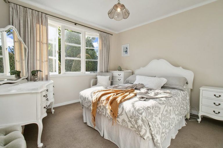 Photo of property in 63 Forrest Hill Road, Milford, Auckland, 0620