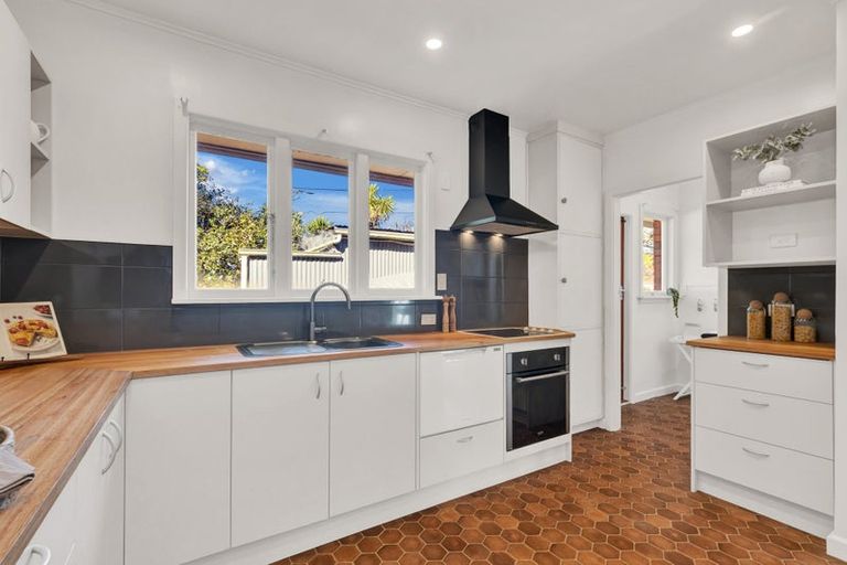 Photo of property in 31 Fifield Terrace, Waltham, Christchurch, 8023