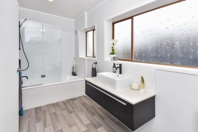 Photo of property in 2/8 Wood Street, Papakura, 2110