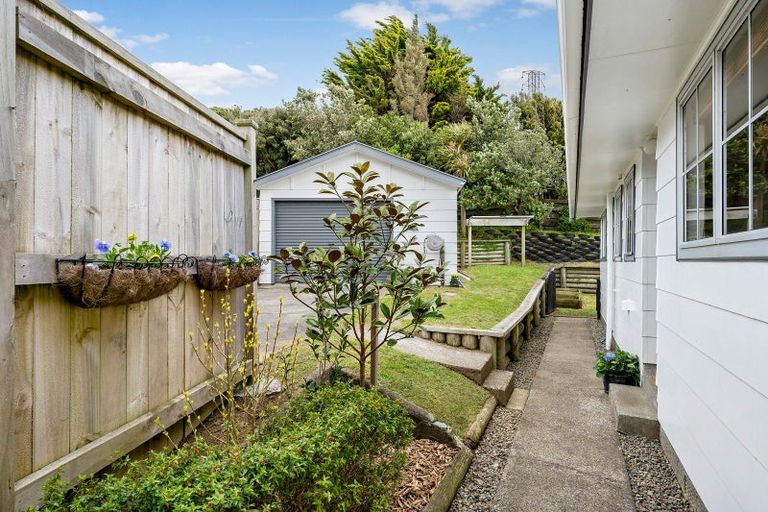 Photo of property in 10 Pimlico Place, Newlands, Wellington, 6037