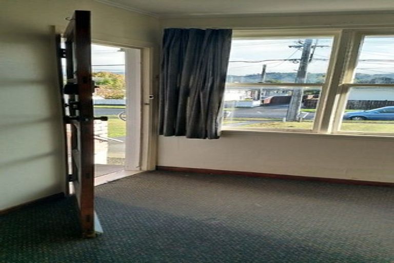 Photo of property in 90-92 Strand Crescent, Naenae, Lower Hutt, 5011