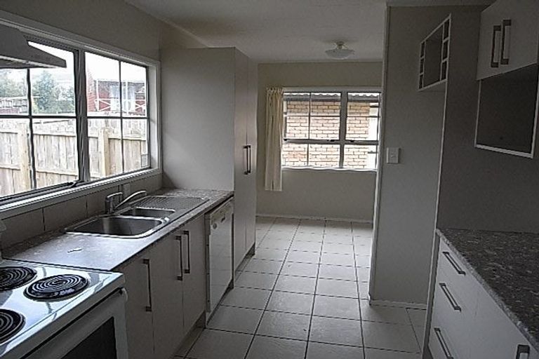 Photo of property in 33 Claverdon Drive, Massey, Auckland, 0614