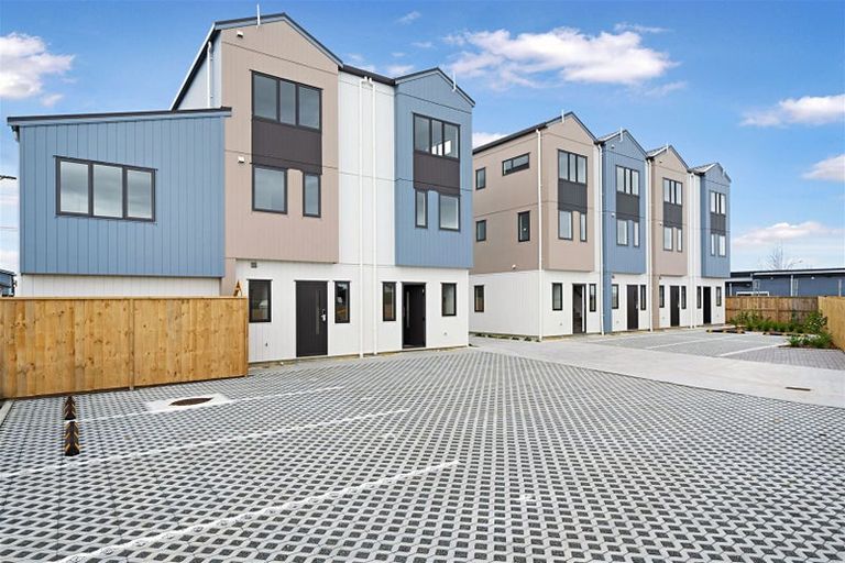 Photo of property in 1/2 Abbotleigh Avenue, Te Atatu Peninsula, Auckland, 0610