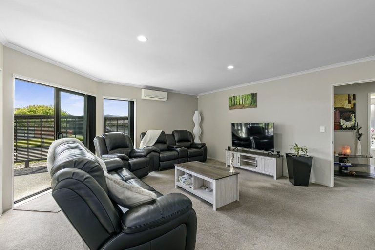 Photo of property in 15 Aragon Grove, Kingsley Heights, Upper Hutt, 5018
