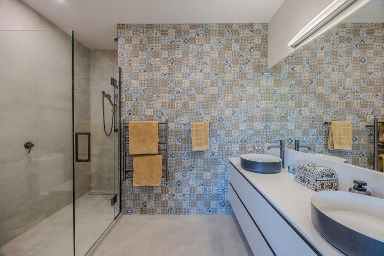 Photo of property in 5 Valley Crescent, Wanaka, 9305